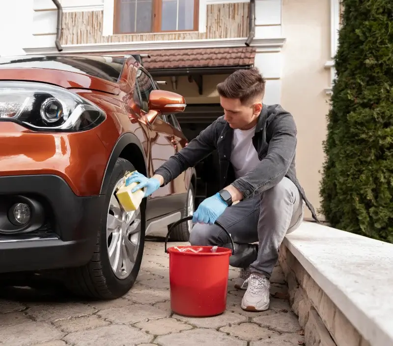 Lavage auto à domicile La Tour-du-Pin : professionnel intervenant sur un véhicule